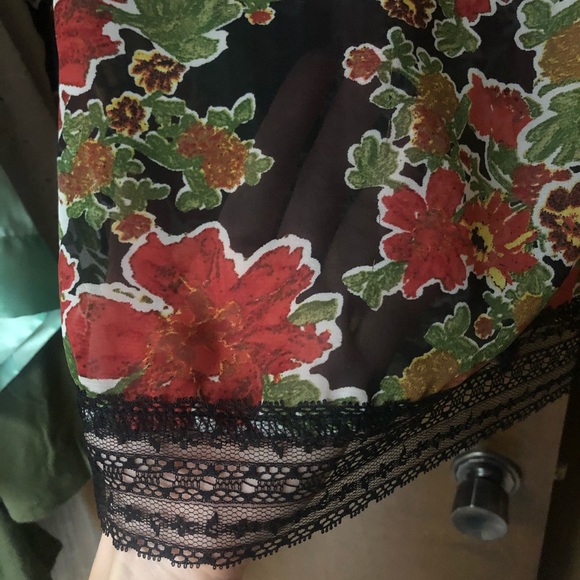 Flowy floral and lace sheer top - Picture 4 of 7